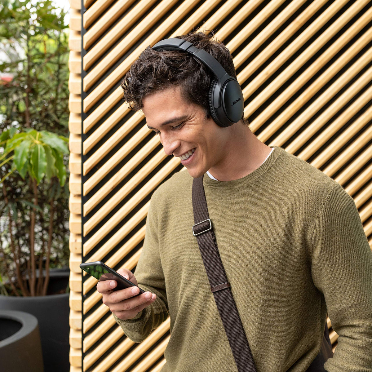 QuietComfort QC 35 Series II Noise-Cancelling Headphones - Black - 78956400 - Image 6