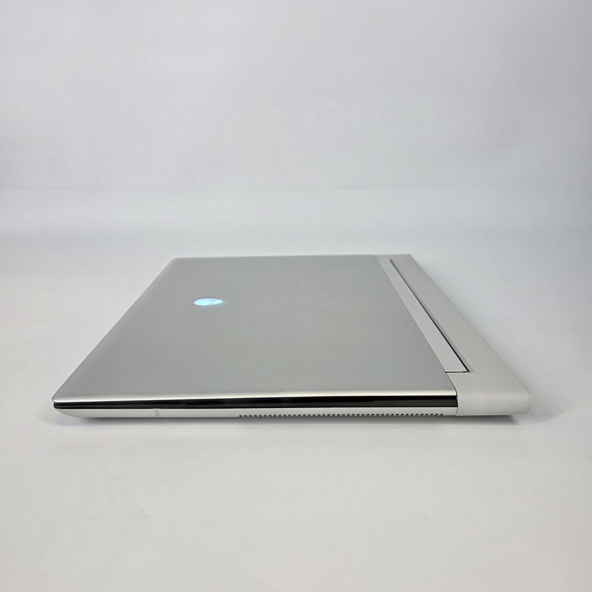 Dell Alienware X16 R2 Silver 2.3 GHz Intel Core Ultra 9 32GB RAM 1TB Solid State Drive NVIDIA GeForce RTX 4070 8 GB - Image 7