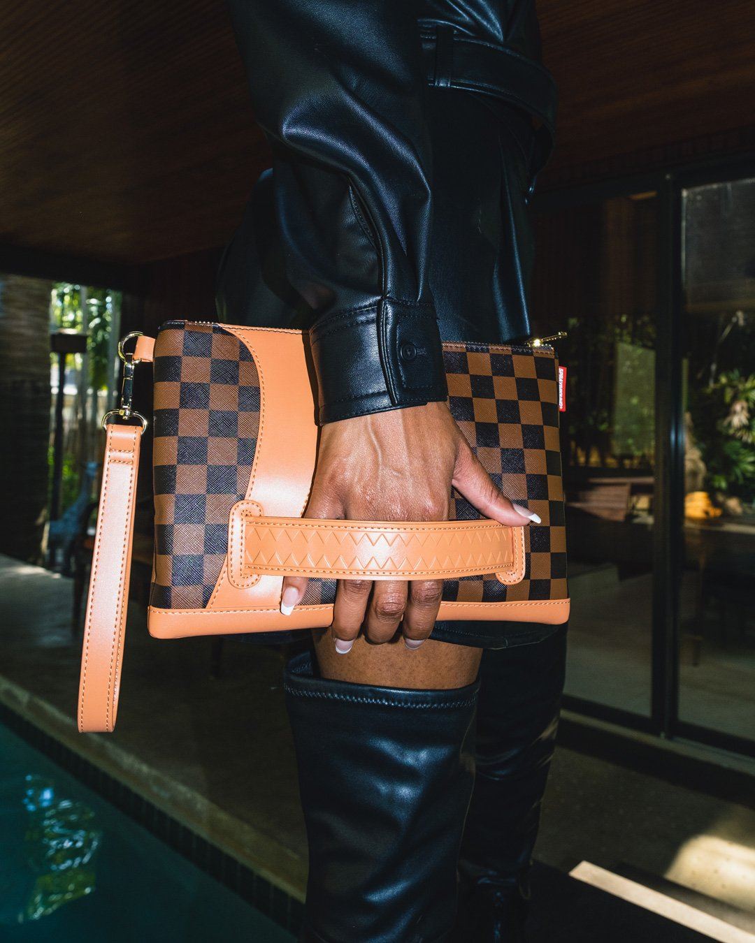 Henny Air to the Throne Crossover Clutch - Image 4
