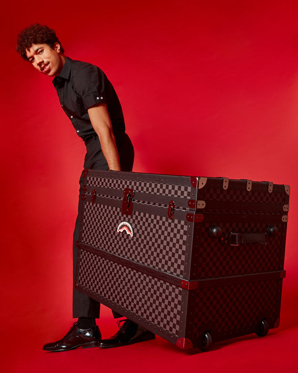 Vanquish II Wardrobe Trunk - Image 18