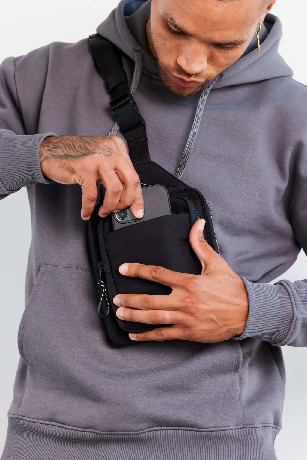 Resale The Sport Sling in Black - Image 5