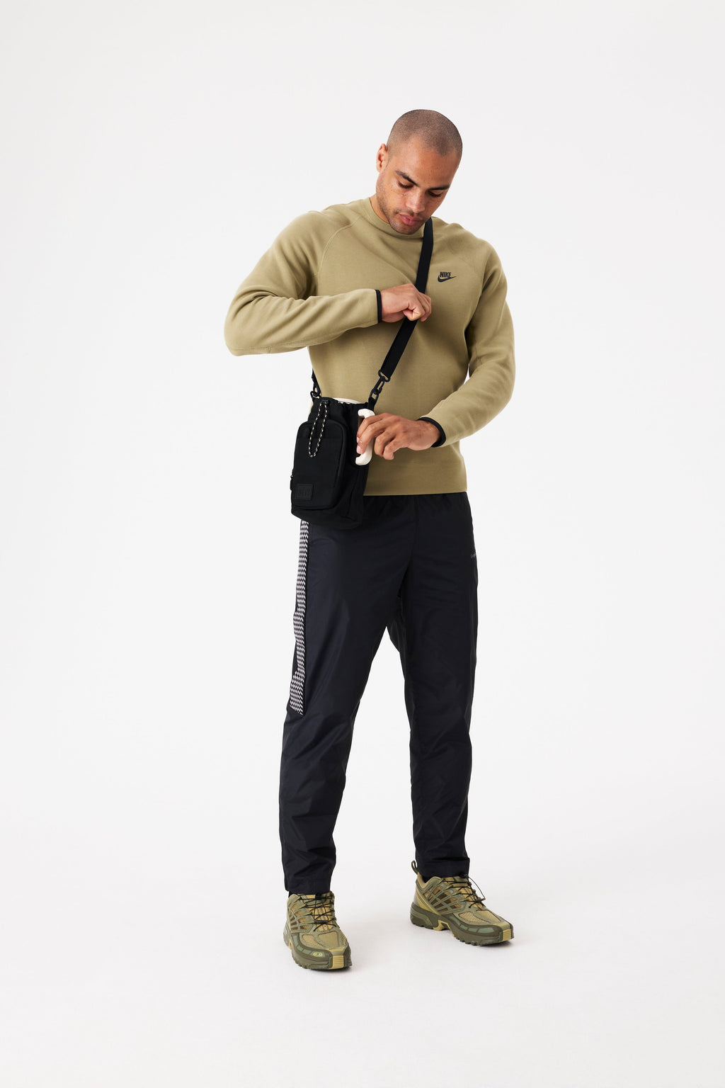 The Magnetic Water Bottle Sling in Black - Image 5