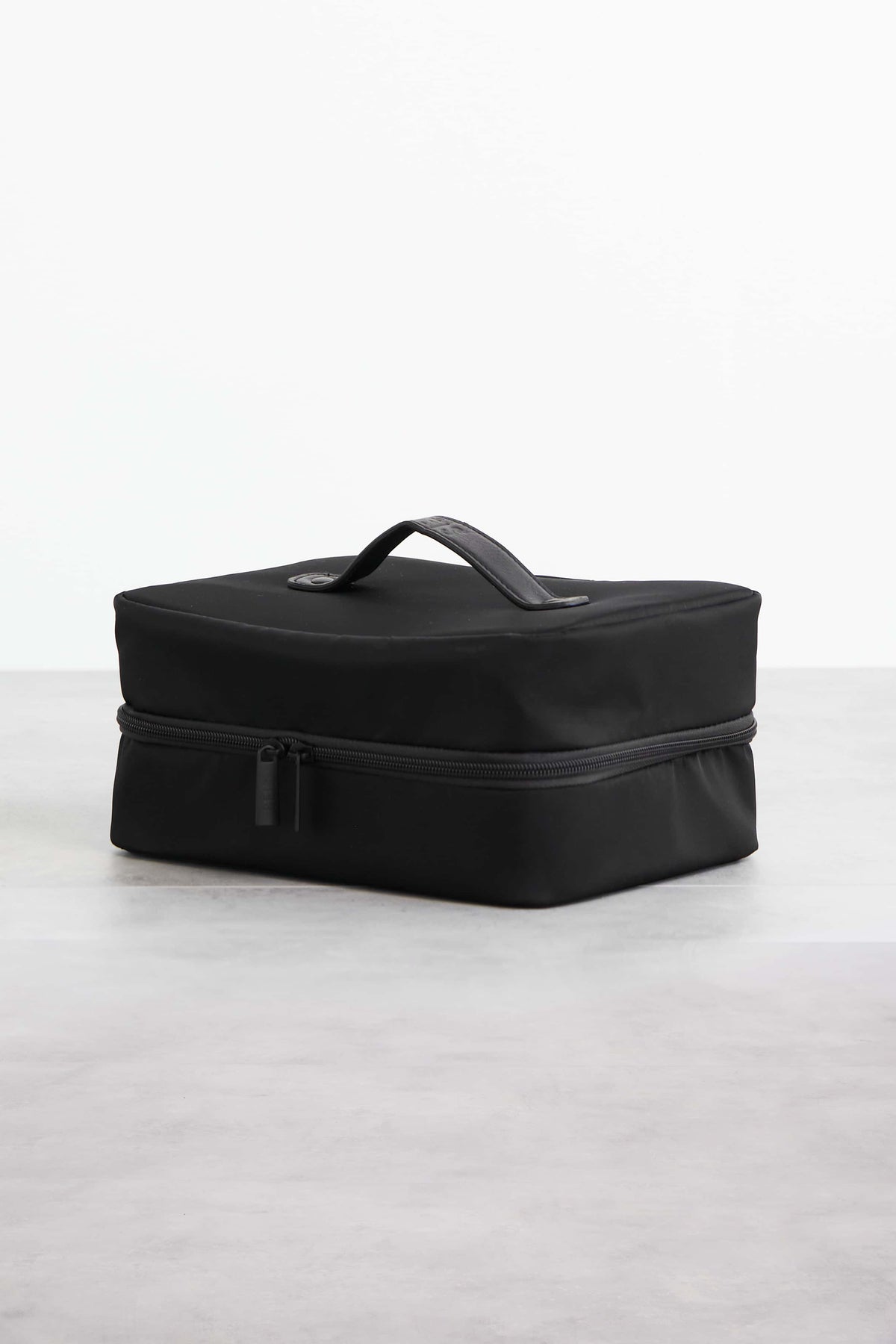 Resale The Hanging Cosmetic Case in Black - Image 5