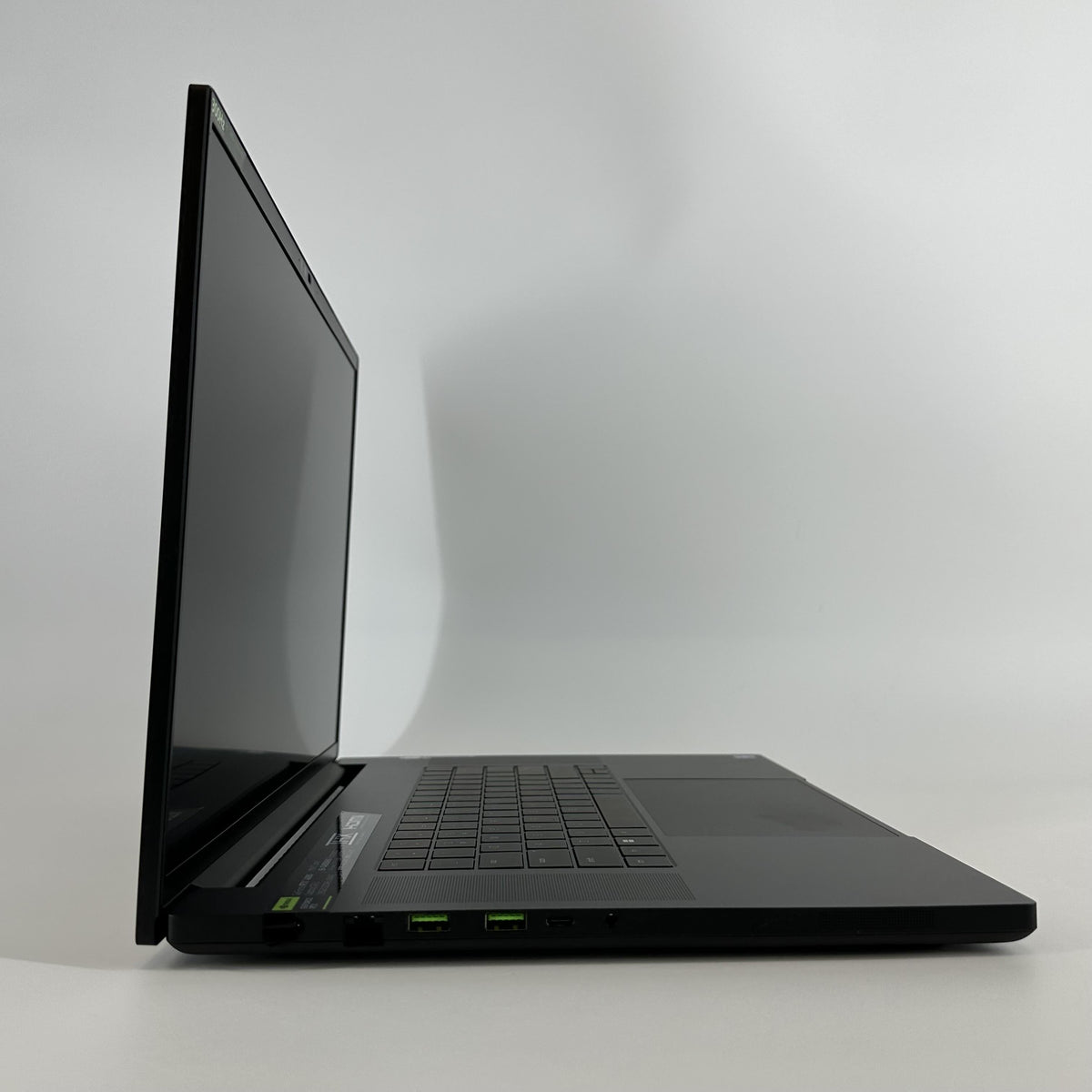 Razer Blade 18 2024 Black 2.2 GHz Intel Core i9 14th Gen. 32GB RAM 2TB Solid State Drive NVIDIA GeForce RTX 4090 16 - Image 3