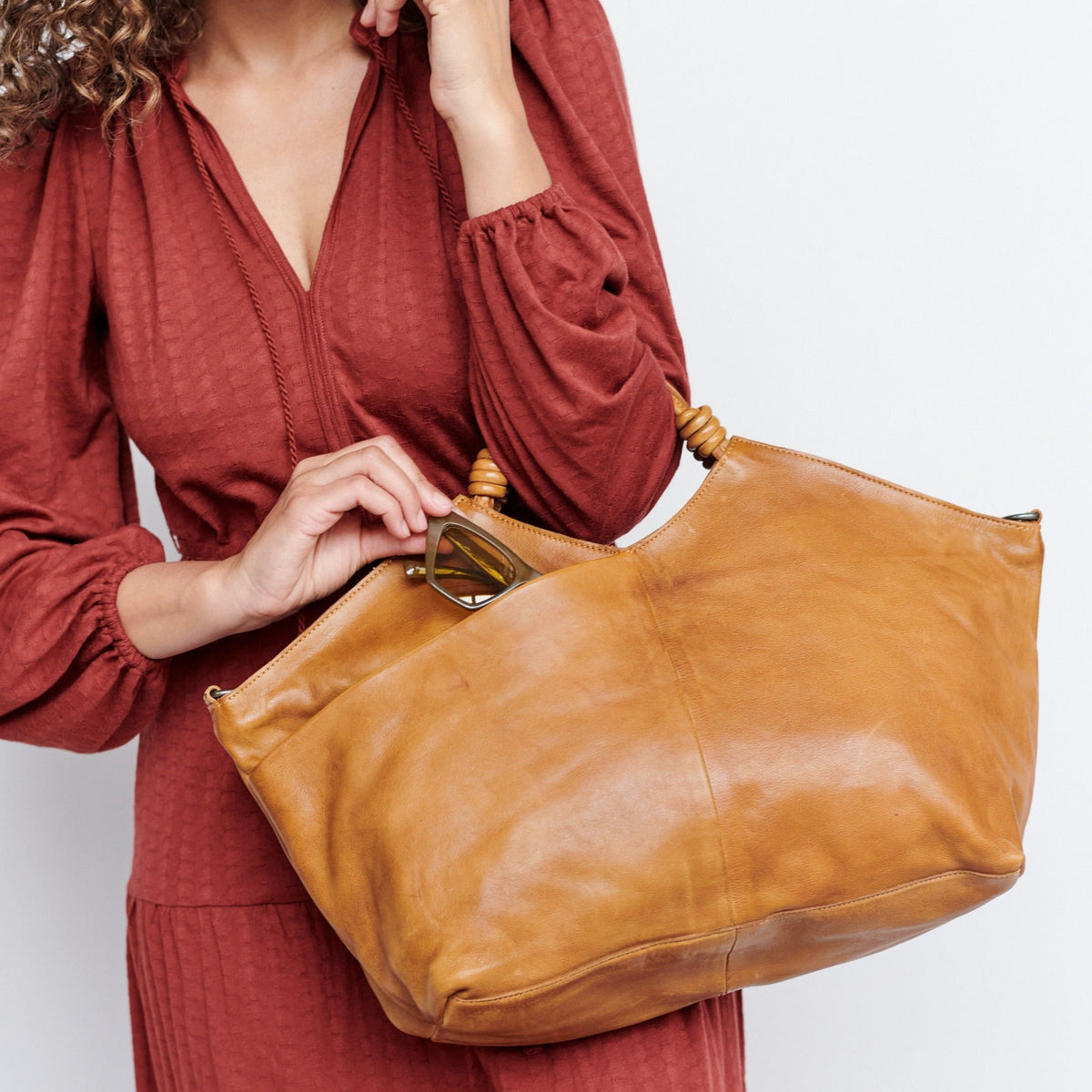 Nelly Leather Crossbody Bag - Image 15