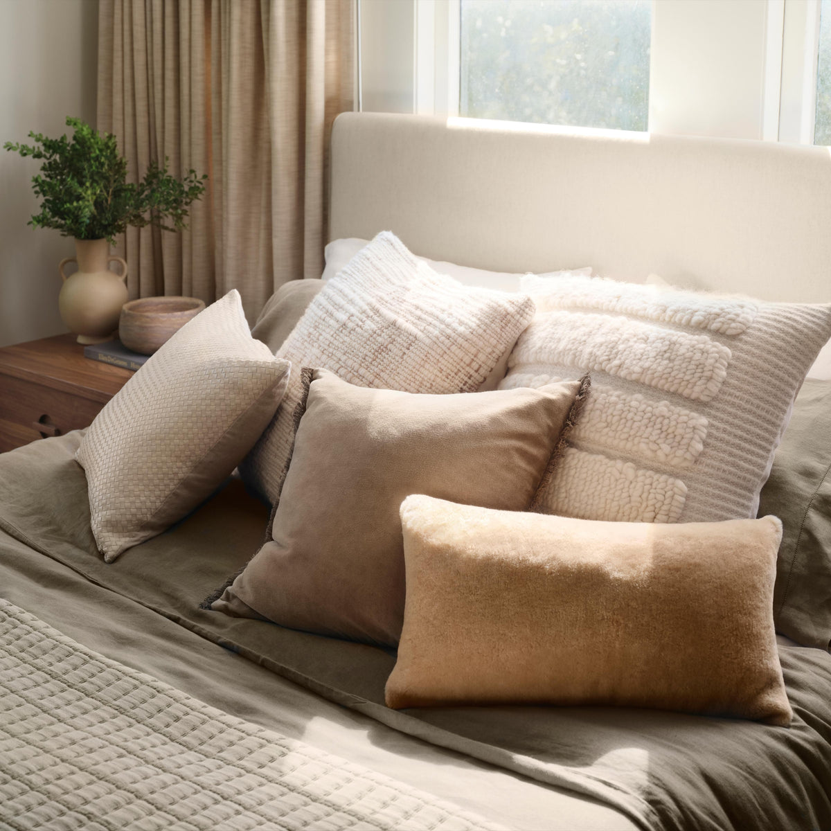 Naveta Velvet Pillow - Image 47