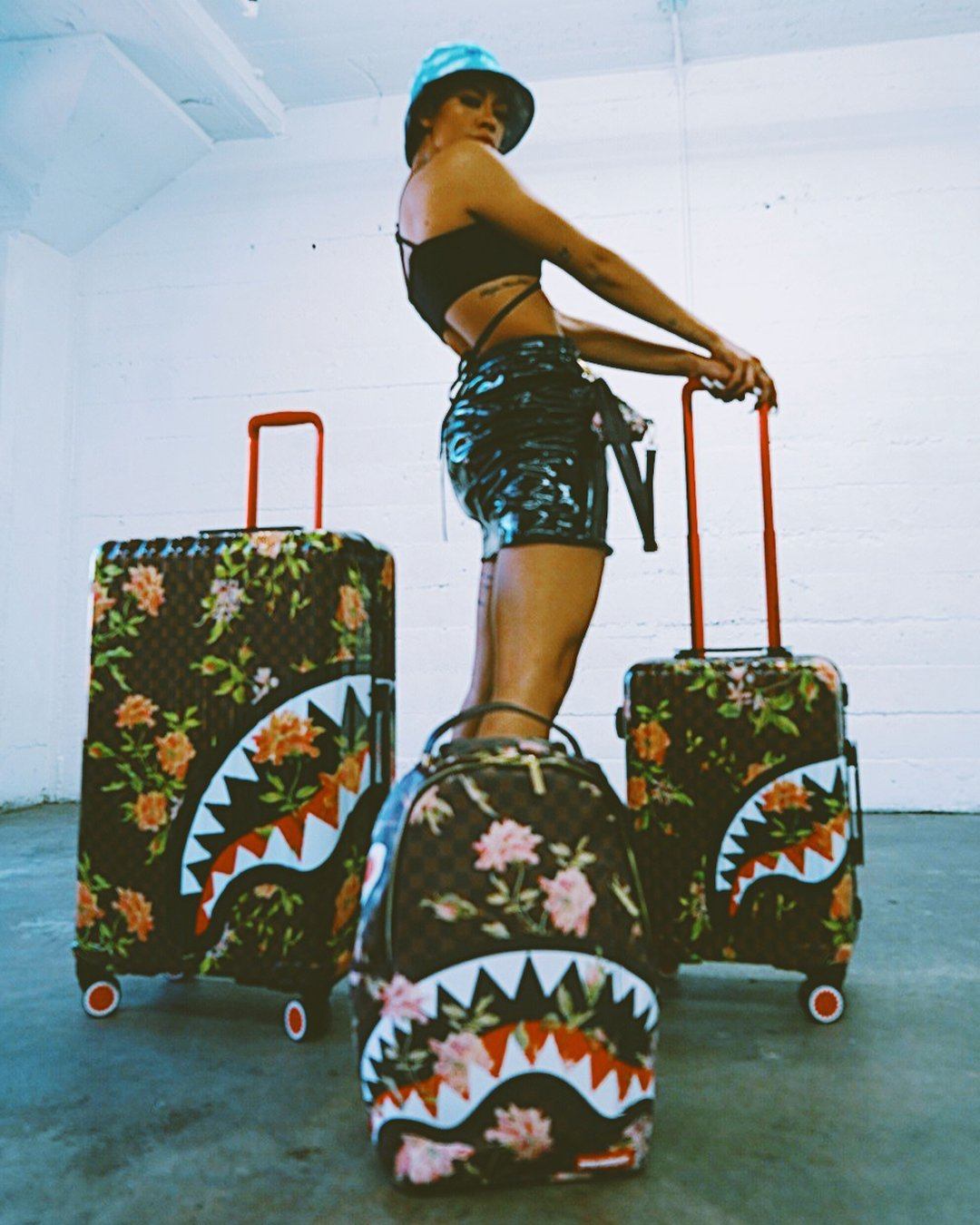 Sharkflower 29.5” Full-Size Sharknautics Luggage - Image 4